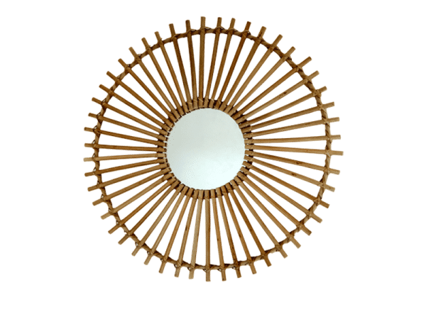 Espejo de bambu, color claro, forma de rueda.
