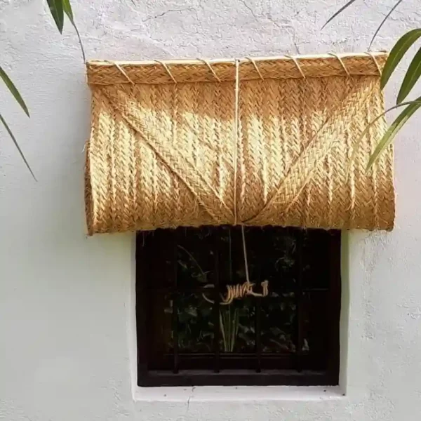 Ventana rústica con persianas de esparto