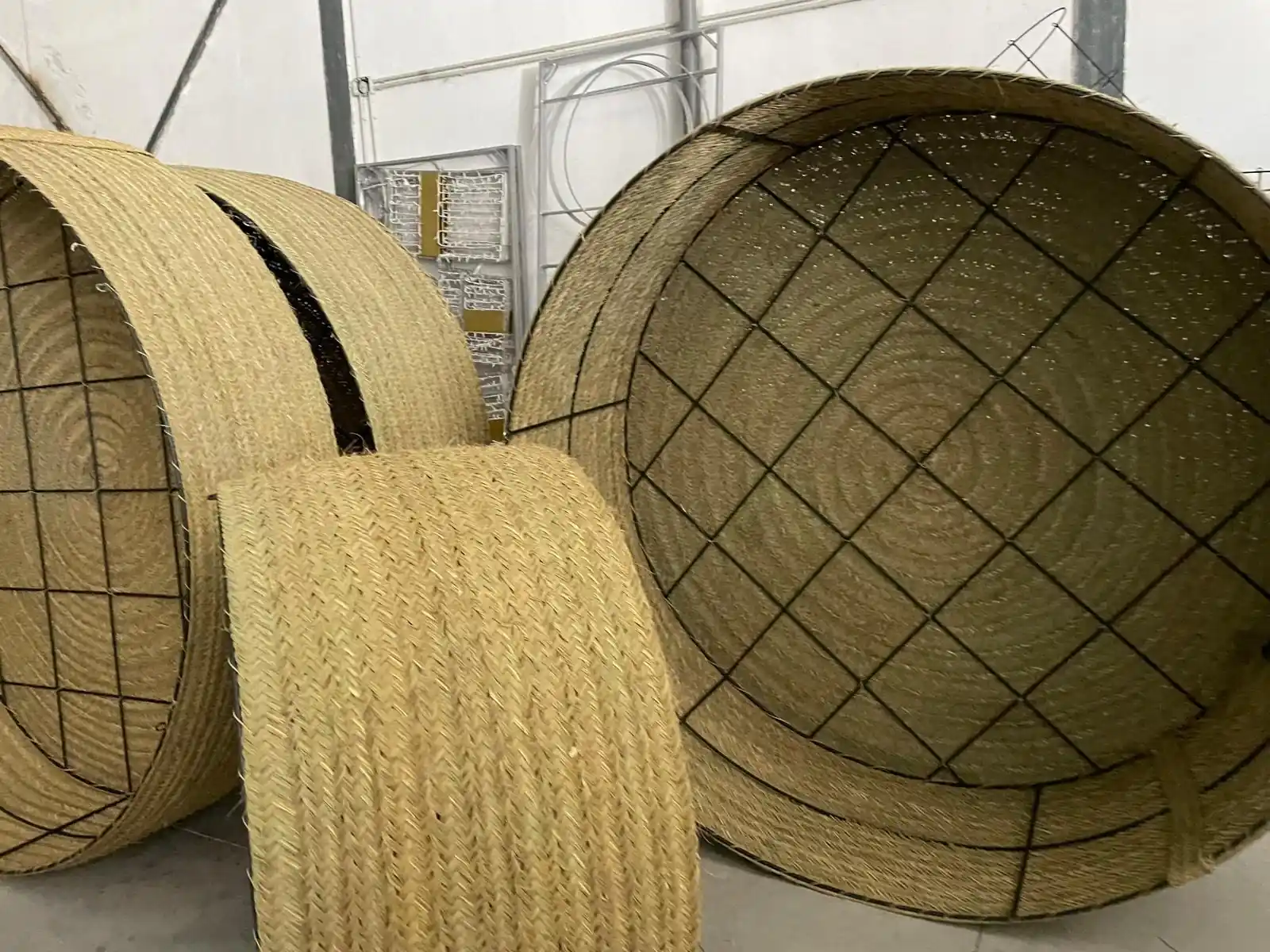 Trabajo de Artesanía Fibranature Luque - Cilindros de esparto para decoración restaurante