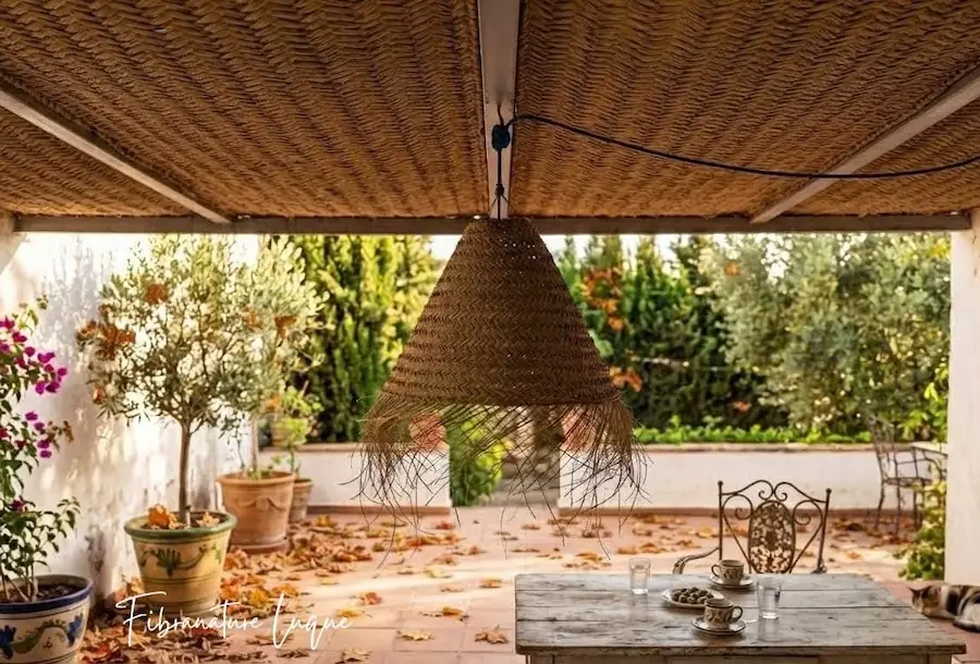 Decoración otoño casa - lampara de esparto y tejado de esparto en patio
